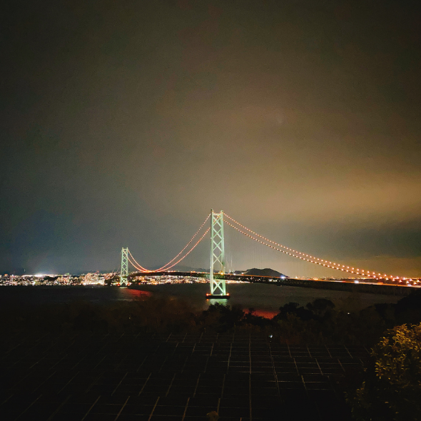 夜の松帆の湯からの明石海峡大橋
