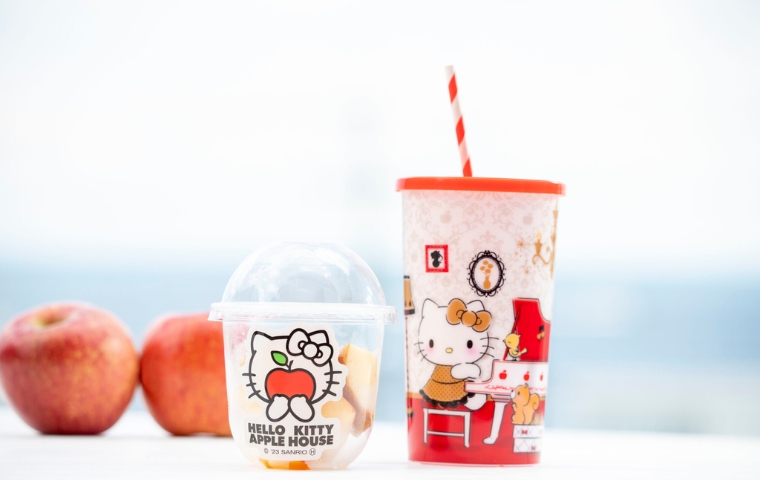 HELLO KITTY APPLE HOUSE】世界最大のりんごのおうちの前でハロー 